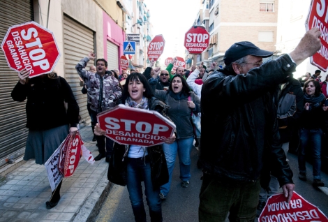 Reciente, manifestacin de la plataforma Stop Desahucios en Granada. | J. Ohando