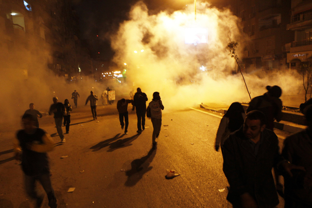 Los antidisturbios lanzaron gases lacrimgenos para dispersar a los contendientes, en el barrio de Al Moqatam. | Reuters