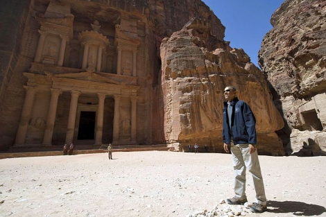 Obama posa para una fotografa, en Petra.| Afp