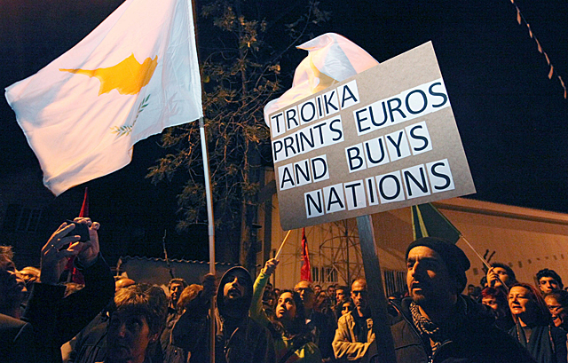 Protestas ante la oficina de la UE en Nicosia. | Efe