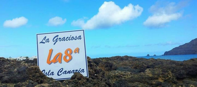 Un cartel en la Graciosa reivindica la 'independencia' de Lanzarote. | Y. A.