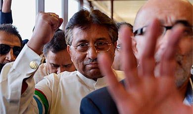 Musharraf, ya en el aeropuerto de Karachi. | Afp
