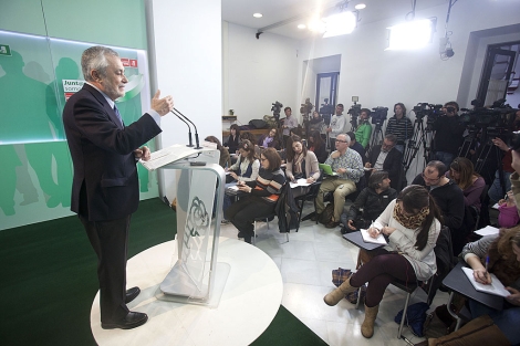 José Antonio Griñán, este lunes, ante los periodistas en San Vicente.| Conchitina