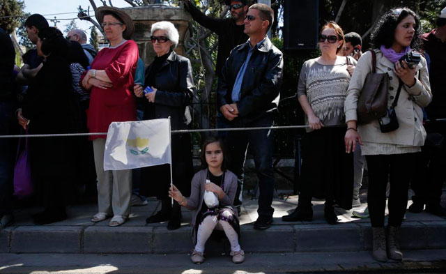 Una niña sostiene una bandera de Chipre en conmemoración de la Revolución Griega de 1821. | Reuters