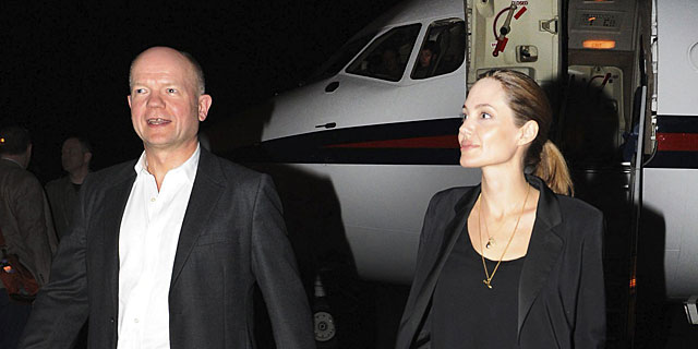 Angelina Jolie y el ministro britnico de Exteriores, William Hague, a su llegada a Ruanda. | Efe