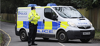 Un vehculo policial impide el paso a la mansin del magnate en Ascot. | Efe
