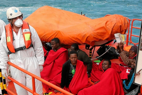 Varios de los inmigrantes rescatados el lunes en aguas de Tarifa. | Francisco Ledesma