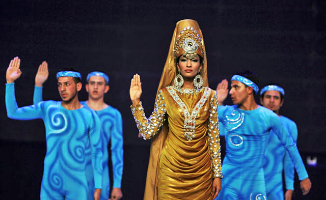 Bailarines durante el acto de inauguracin en el teatro Al Khalima. | Afp
