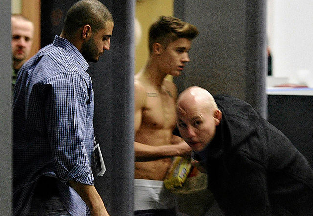 Bieber, sin camiseta, en el aeropuerto de Lodz.| Reuters