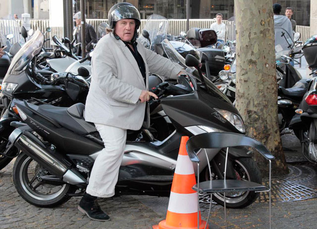El actor Gerard Depardieu a lomos de su desaparecida moto. | E.M.