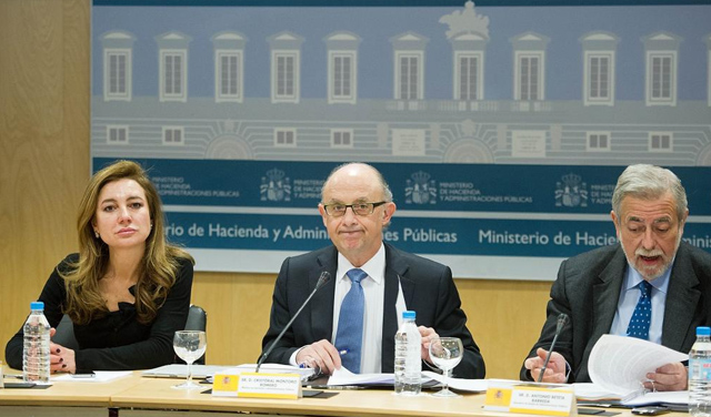 El ministro de Hacienda, Cristbal Montoro, con Marta Fernndez Currs y Antonio Beteta. | Gonzalo Arroyo