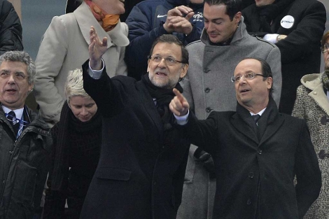 Mariano Rajoy, con Franois Hollande, este martes, en el ftbol | Foto: Efe / Christophe Karaba.