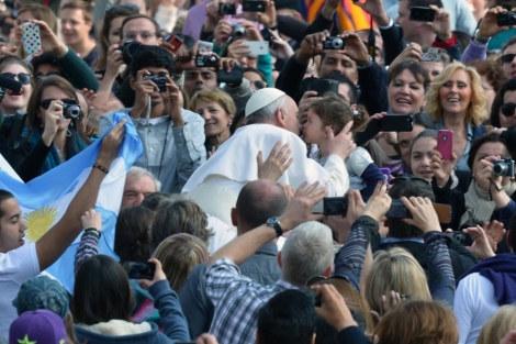 El Papa Francisco entre la multitud en la plaza de San Pedro. | Afp