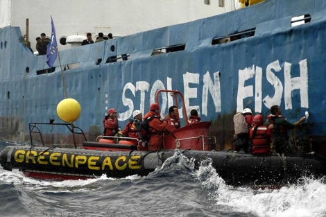 Activistas de Greenpeace realizan una pintada en un pequero ilegal en Guinea. | AP