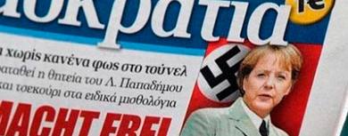 Portada del diario griego 'Demokratia', con Merkel vestida con el uniforme nazi.