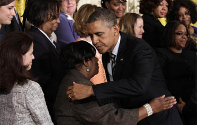 Recibe en la Casa Blanca a familiares de las vctimas de Newton. | Reuters