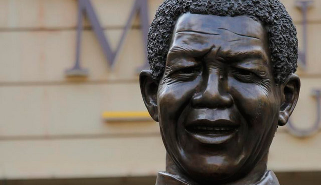 Estatua de Nelson Mandela en Johanesburgo. | Efe