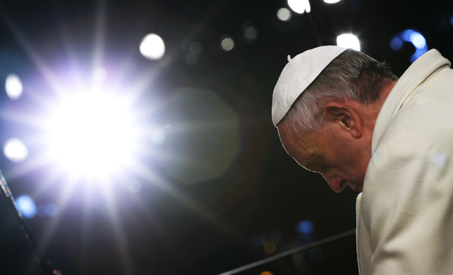 El Papa dirige el Via Crucis.| Reuters | MÁS IMÁGENES