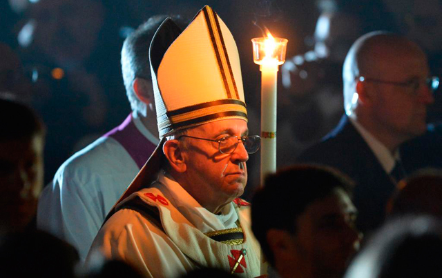 El Papa Francisco porta un cirio durante la Vigilia de Semana Santa. | Afp