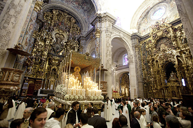 El palio de la Macarena, ante el altar mayor del Salvador en la maana del Viernes Santo. | Conchitina