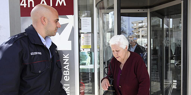 Una mujer sale de una sucursal bancaria en Nicosia. | Efe