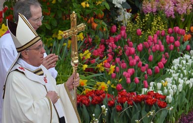 El Papa Francisco, en la plaza de San Pedro decorada con flores. | Afp