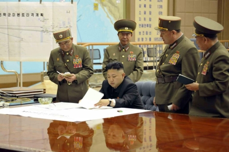 Kim Jong-un firma documentos el pasado da 29 en un lugar desconocido. | Afp