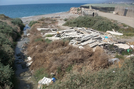 Escombros y restos de uralita en la desembocadura del río Adra. | M. C.