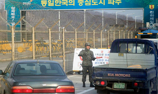 Trfico de vehculos en la frontera entre las dos Coreas. | Reuters
