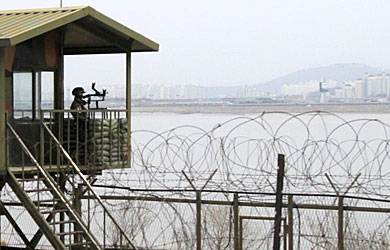 Un soldado vigila la frontera en la ciudad surcoreana de Paju. | Efe