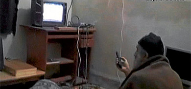 El terrorista viendo la TV en su escondite. | Efe
