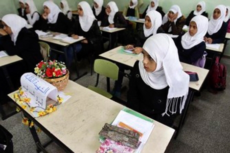 Chicas palestinas en una escuela de Gaza. | Reuters