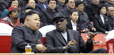 Kim Jong-un (izda.) y Dennis Rodman, en Pyongyang. | KCNA