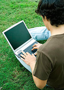 Imagen de un joven con un portátil