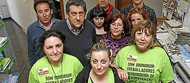 Profesores interinos y sindicalistas en el STEPV de Alicante. | R.Prez