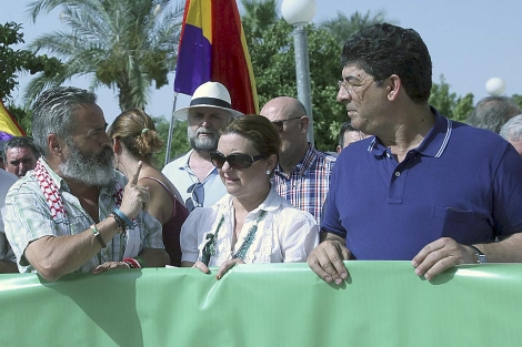 Snchez Gordillo se dirige a Diego Valderas en una manifestacin. | Esther Lobato