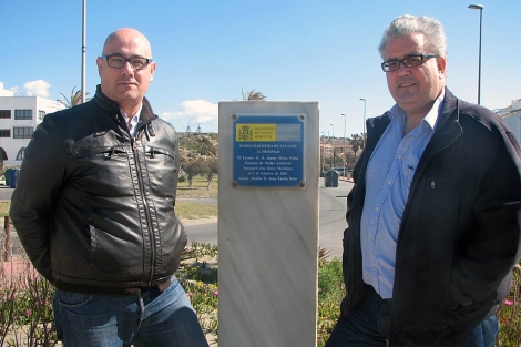 Juan Jos Callejn y Toms Elorrieta, dirigentes del PSOE de El Ejido, junto a la placa. | M.C.