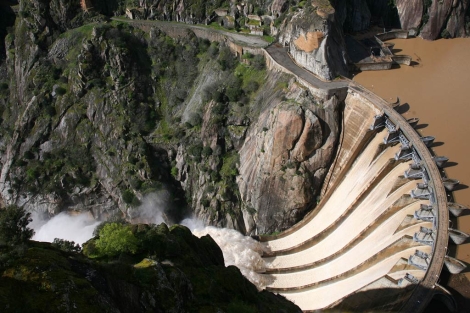 Espectacular imagen area de la presa de Aldeadvila. | E. Margareto / Ical
