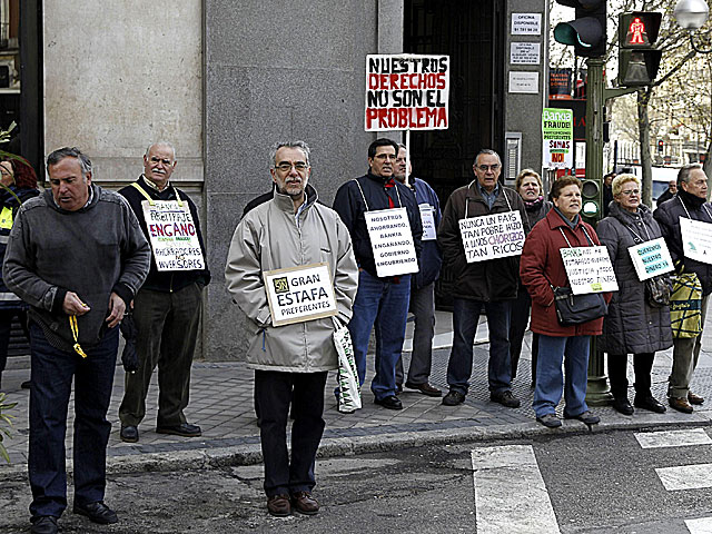 Protesta frente a la sede de Gnova por las preferentes. | Efe