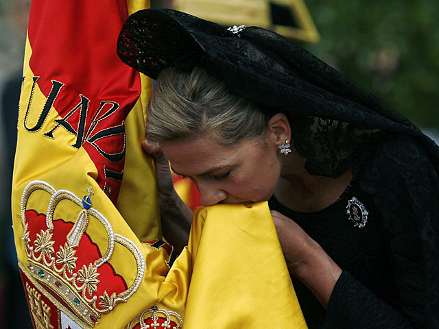 La Infanta Cristina besa la bandera en un acto de la Guardia Civil en 2008. | Marcelo del Pozo / Reuters