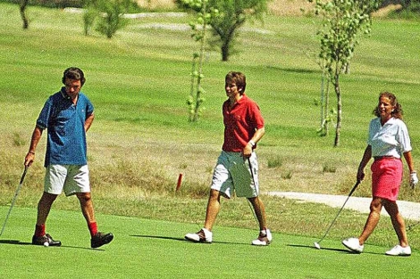 Imagen del matrimonio de los Aznar jugando al golf en 2001 en Menorca. | Efe