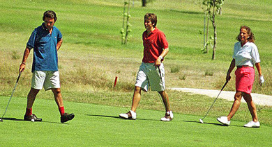 Imagen de la familia Aznar jugando al golf