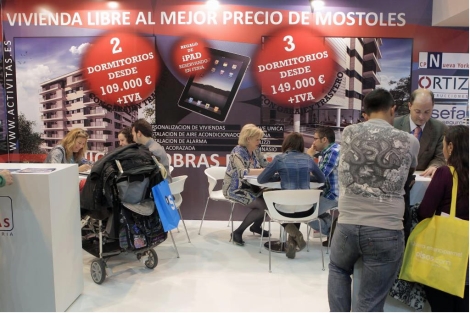 Varios visitantes piden información en un 'stand' del Sima 2012. | Antonio Heredia