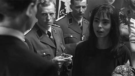 Niusia (Magdalena Dandourian), instantes antes del beso de Schindler en el filme.