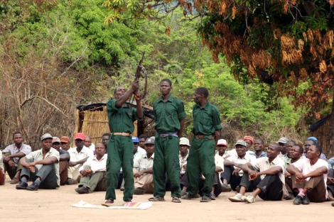 Soldados del movimiento Renamo recibiendo entrenamiento militar el 8 de noviembre. | AFP