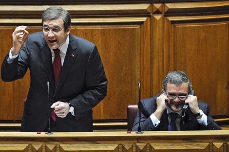 Miguel Relva, sentado junto a Passos Coelho, en el Parlamento.| Afp
