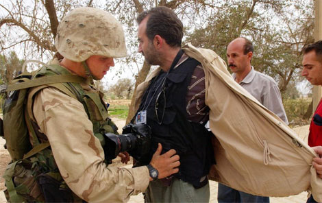 Un marine de EEUU registra a un periodista en un puesto de control militar en Irak, en 2003. | Ap