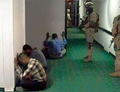 Varios marines montan guardia en el Hotel Palestine, el de la prensa, en la guerra de Irak. | Ap