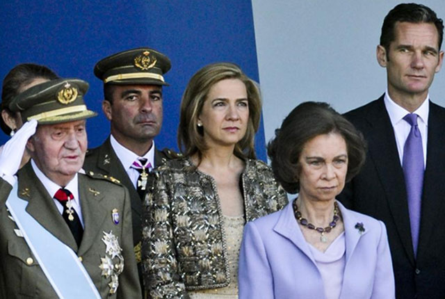 Los Reyes y los duques de Palma en el desfile del da de la Hispanidad de 2011. | Gonzalo Arroyo