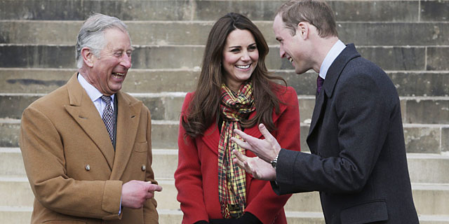 Carlos de Inglaterra, con Guillermo y Catalina en su visita a Dumfries House, Escocia. | Reuters